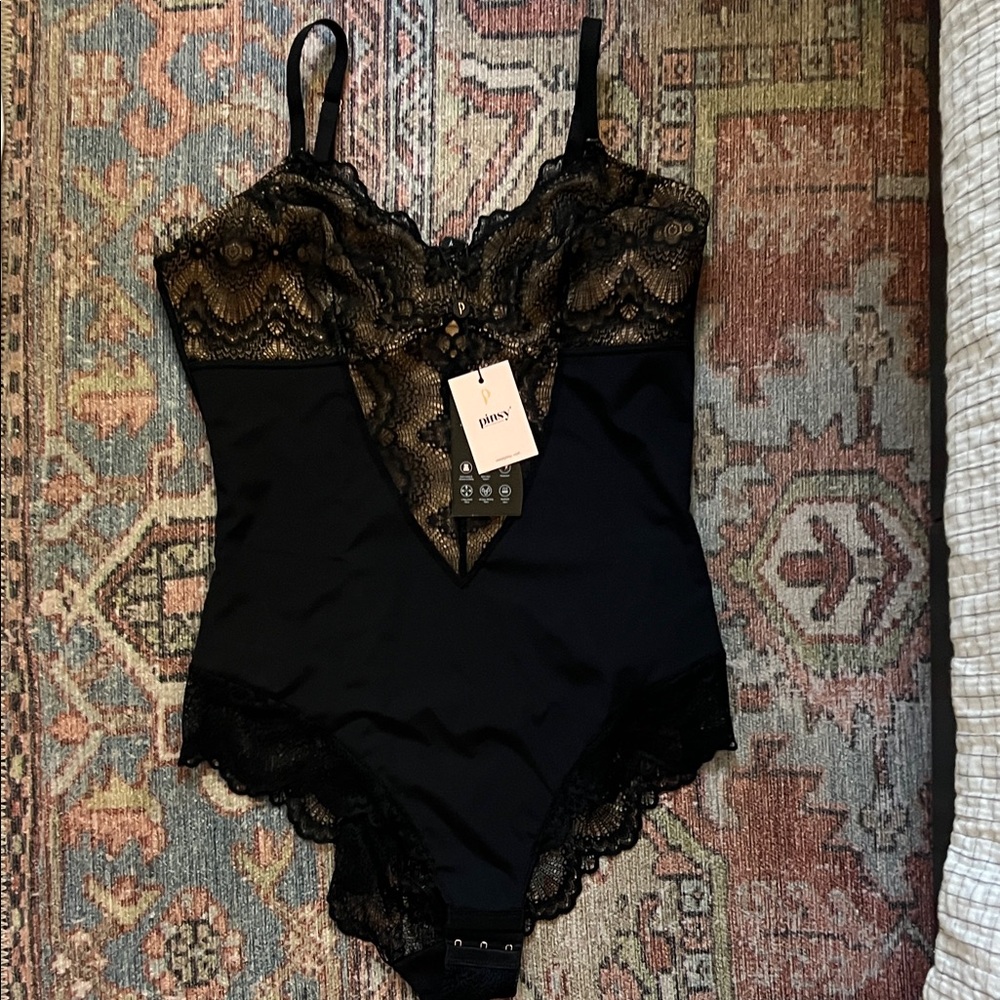 Pinsy NWT sculpting Lace Shape Wear Bodysuit